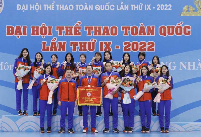 Miss Volleyball Pham Thi Yen blooms with ao dai, surprising with youthful beauty - Photo 8