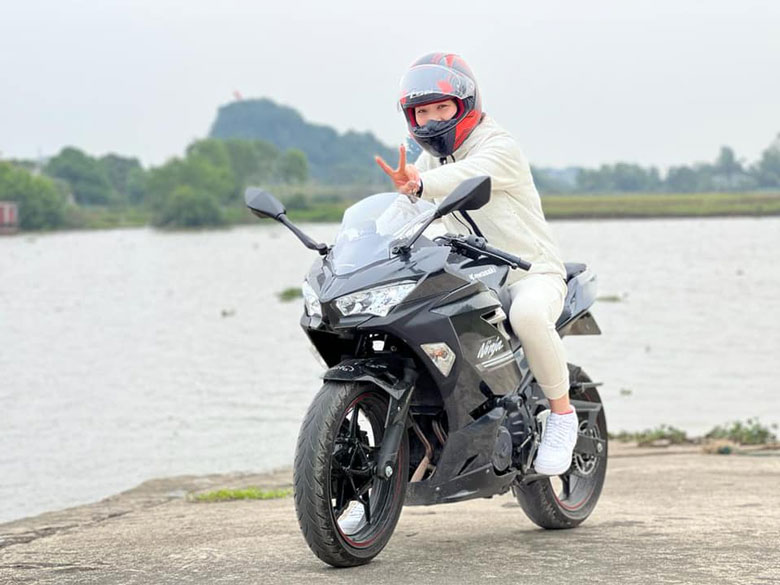 See the beauty of the super cool supermarket on the large displacement motorbike - Photo 1