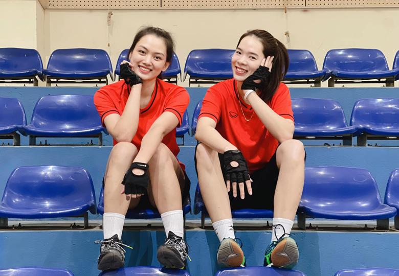 Beautiful couple of Industrial and Commercial Bank show off after training - Photo 3