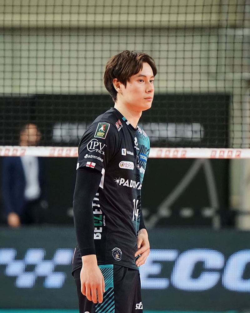 The male volleyball male god welcomes Christmas early in Italy - Photo 7