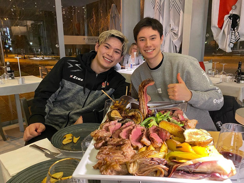 'Young idol' and 'Japanese volleyball male' dating in Italy - Photo 1