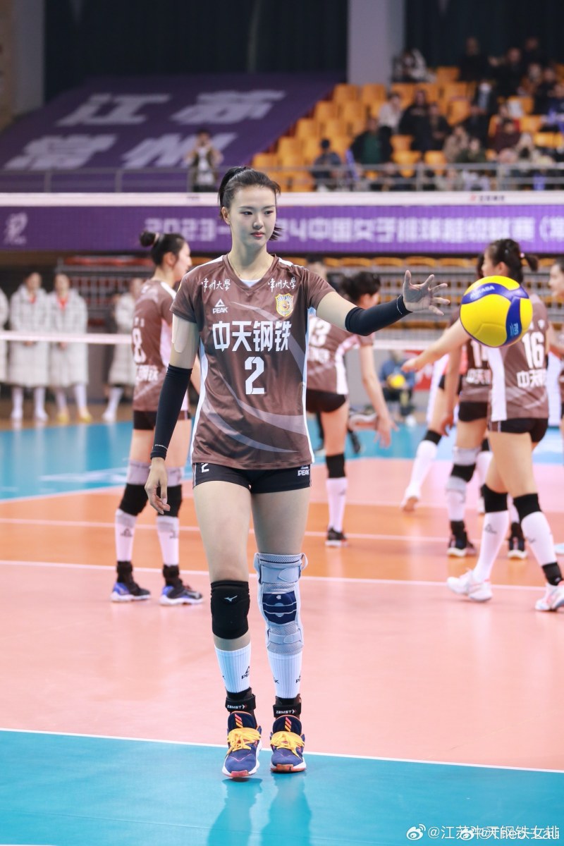 First Chinese volleyball beauty causes social networking fever when on the pitch after more than 2 years of break - Photo 1