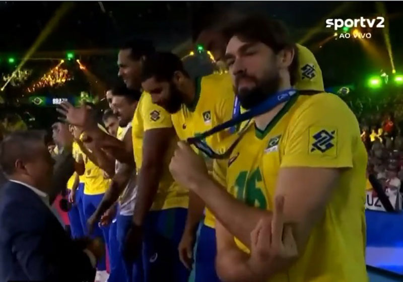 In raising 'rotten fingers' during the awards ceremony, what did the Brazilian volleyball star say? - Photo 1