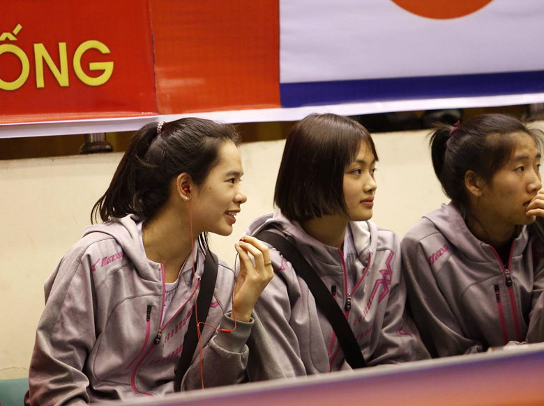 Beautiful couple of Industrial and Commercial Bank show off after training - Photo 7