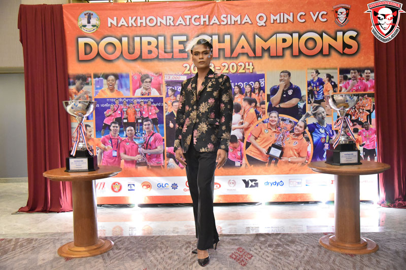Men's Men's Volleyball Champions wear high heels, makeup butterfly on the face in the celebration - Photo 1