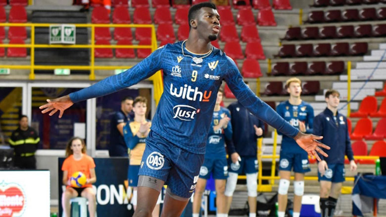 The 'hammer hammer' from Africa is 2.06m high, honored in the Italian Volleyball Tournament - Photo 1