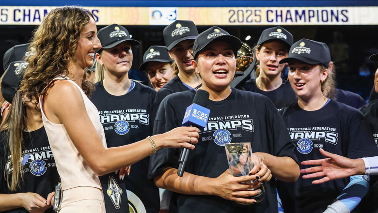 The person who makes Vietnamese women's volleyball obsessed is honored in the US - Photo 1