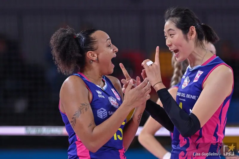 Zhu Ting was overshadowed by Russian volleyball star, the home team still won - Photo 1